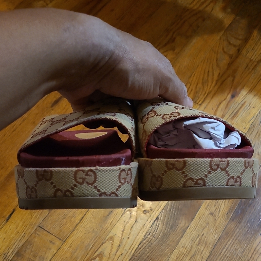 Gucci Beige and Burgundy Logo Slides - Picture 4 of 9